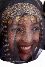 Image du Maroc Professionnelle de  La mariée est assise devant une tente durant la célébration de son mariage au moussem de Tan Tan, qui est organisé dans un site désertique sur lequel la ville de Tan Tan a toujours accueilli la majorité des tribus et des grandes familles nomades du désert lors d'un grand moussem, Samedi 24 Mars 2012. (Photo / Abdeljalil Bounhar)
